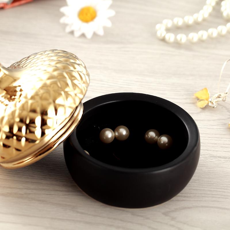 Golden Ceramic Sealing Storage jar Pine Nut Decor Storage Can Jewelry storage box Sugar Spice Pots Ceramic Decor candy jar
Golden Ceramic Sealing Storage jar Pine Nut Decor Storage Can Jewelry storage box Sugar Spice Pots Ceramic Decor candy jar