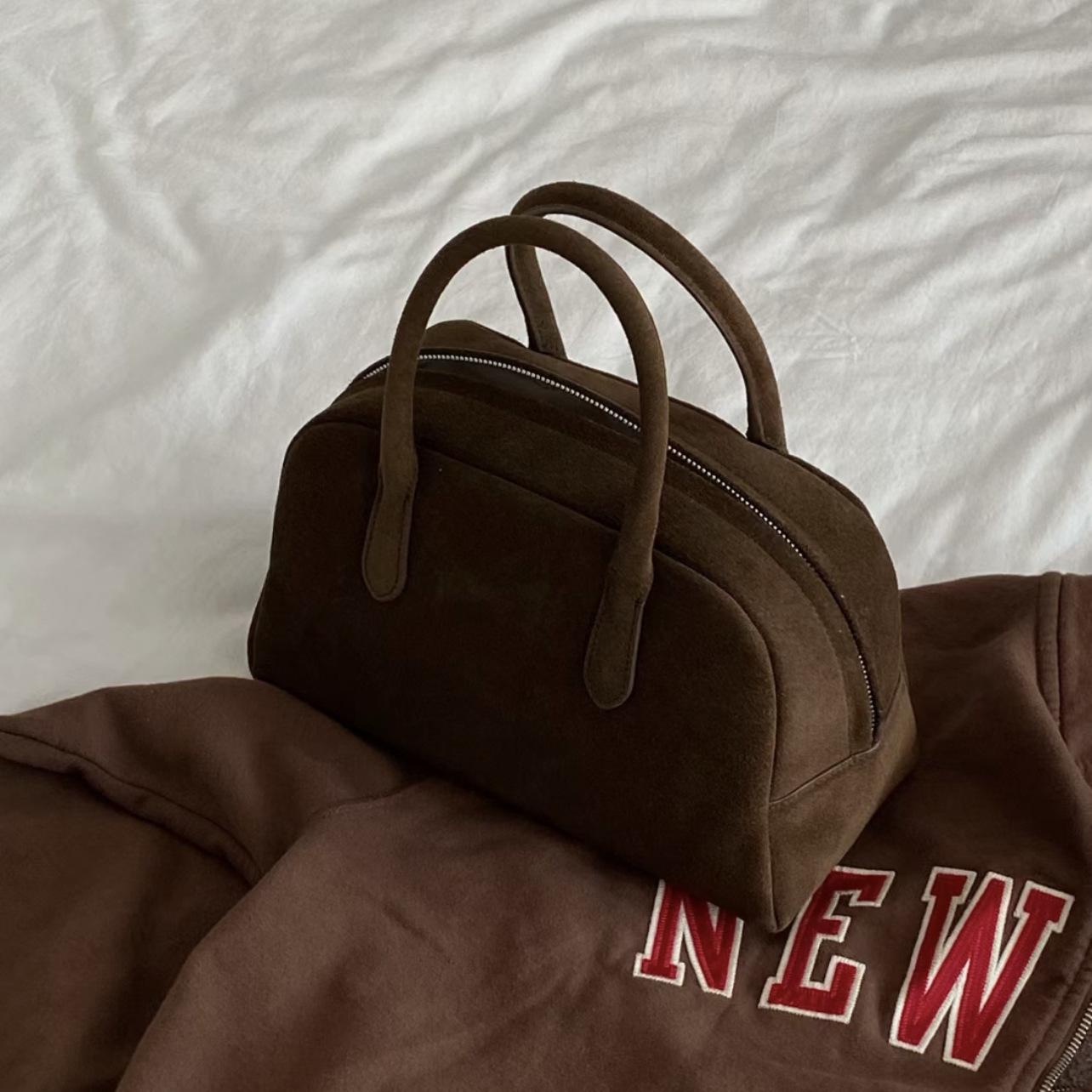 Niche design new leather Boston bag anti-suede bowling bag retro high-end suede handbag women 28*8*16cm
Niche design new leather Boston bag anti-suede bowling bag retro high-end suede handbag women 28*8*16cm