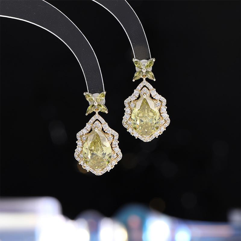 Women s Light Luxury Design Elegant Water Droplet Inlaid Zircon Earrings Fashionable And Versatile Niche Design Earrings
Women s Light Luxury Design Elegant Water Droplet Inlaid Zircon Earrings Fashionable And Versatile Niche Design Earrings