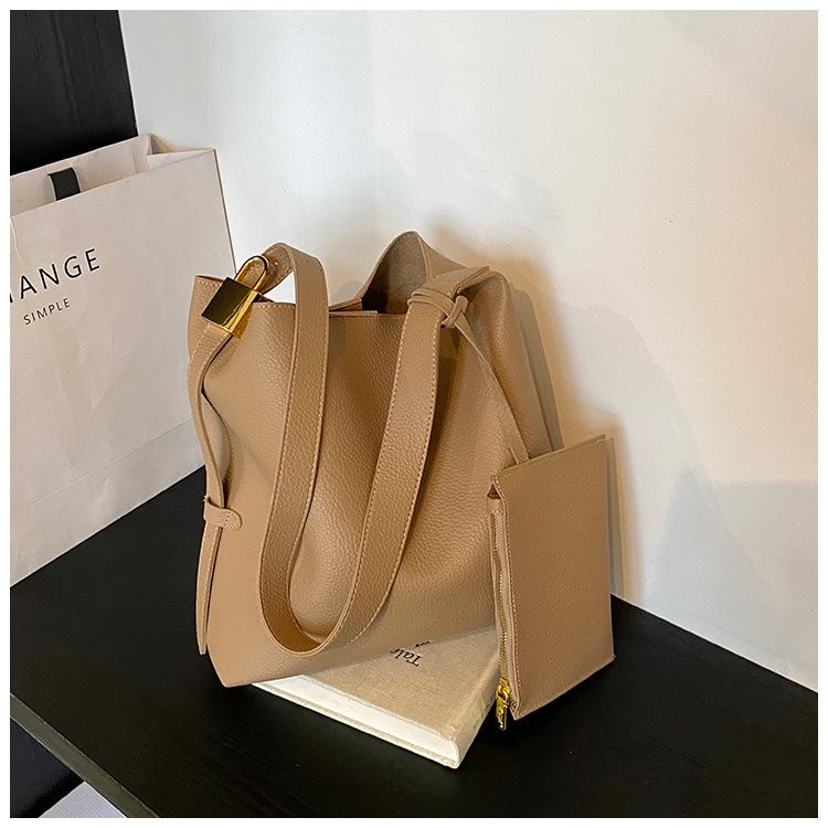 Сумка-тоут женская большая вместимость 2024 новая сумка осенняя высококачественная сумка через плечо студенческая сумка для поездок на работу хаки
Сумка-тоут женская большая вместимость 2024 новая сумка осенняя высококачественная сумка через плечо студенческая сумка для поездок на работу хаки