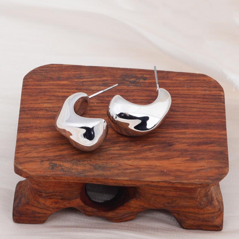 New Twisted C-shaped Women s Stud Earrings Exquisite Metal Zinc Alloy Curved Small Earrings pendientes Cool Stuff new in 2024
New Twisted C-shaped Women s Stud Earrings Exquisite Metal Zinc Alloy Curved Small Earrings pendientes Cool Stuff new in 2024