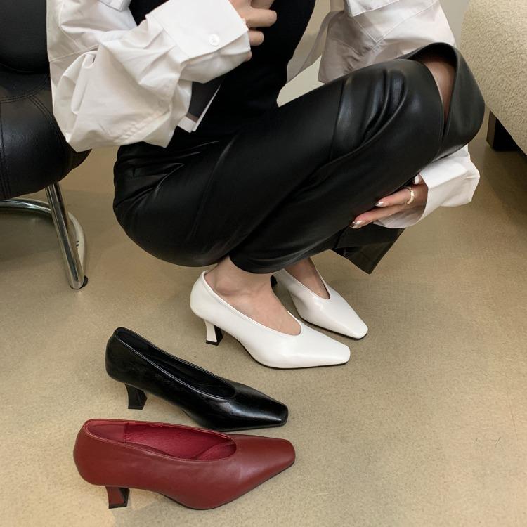 Black high-heeled single shoes women s head V-mouth temperament socialite retro temperament witch grandma shoes 40 білий
Black high-heeled single shoes women s head V-mouth temperament socialite retro temperament witch grandma shoes 40 білий