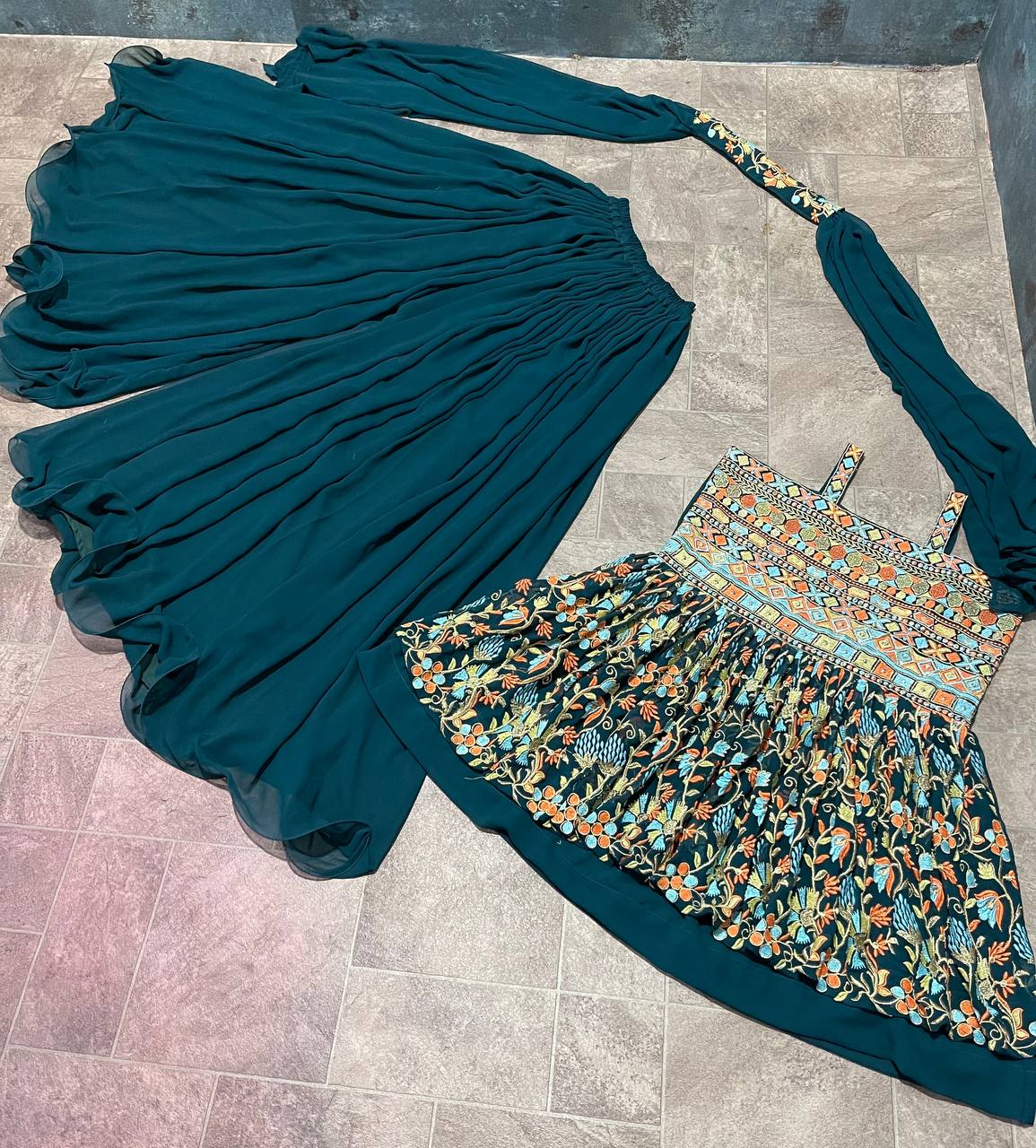 Женские стильные новые однотонные топы
Женские стильные новые однотонные топы