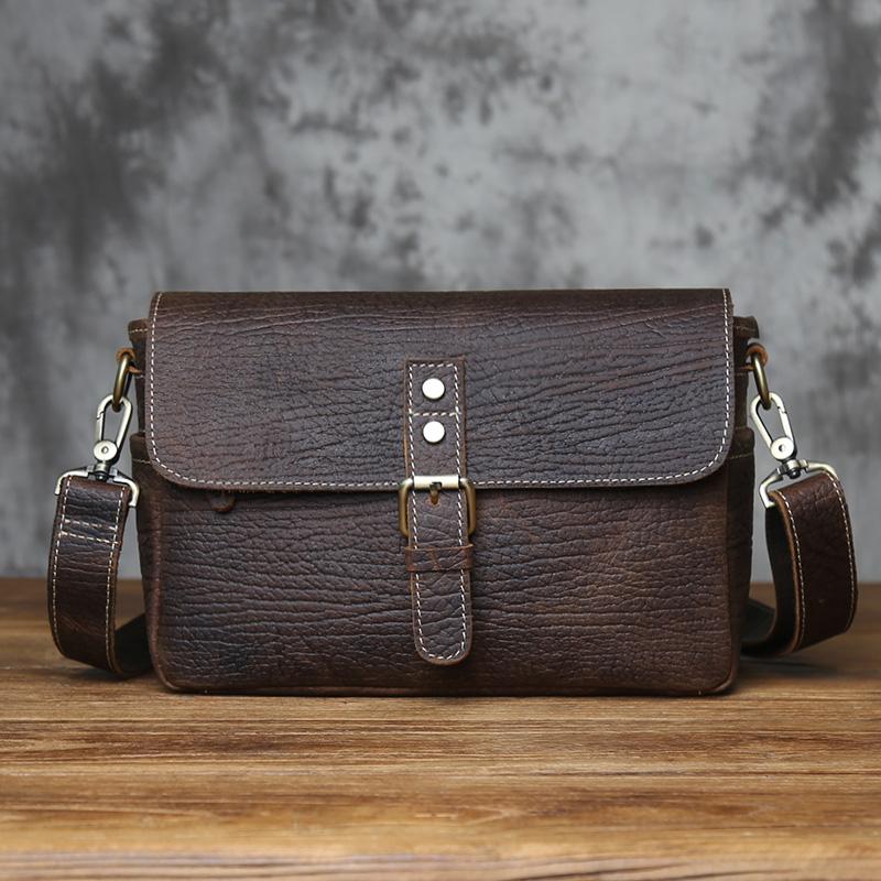 NZPJ Vintage Leather Men s Shoulder Bag Crazy Horse Leather Casual Messenger Bag Natural Cowhide Men s Bag For 10 Inch iPad темно-коричневого кольору
NZPJ Vintage Leather Men s Shoulder Bag Crazy Horse Leather Casual Messenger Bag Natural Cowhide Men s Bag For 10 Inch iPad темно-коричневого кольору