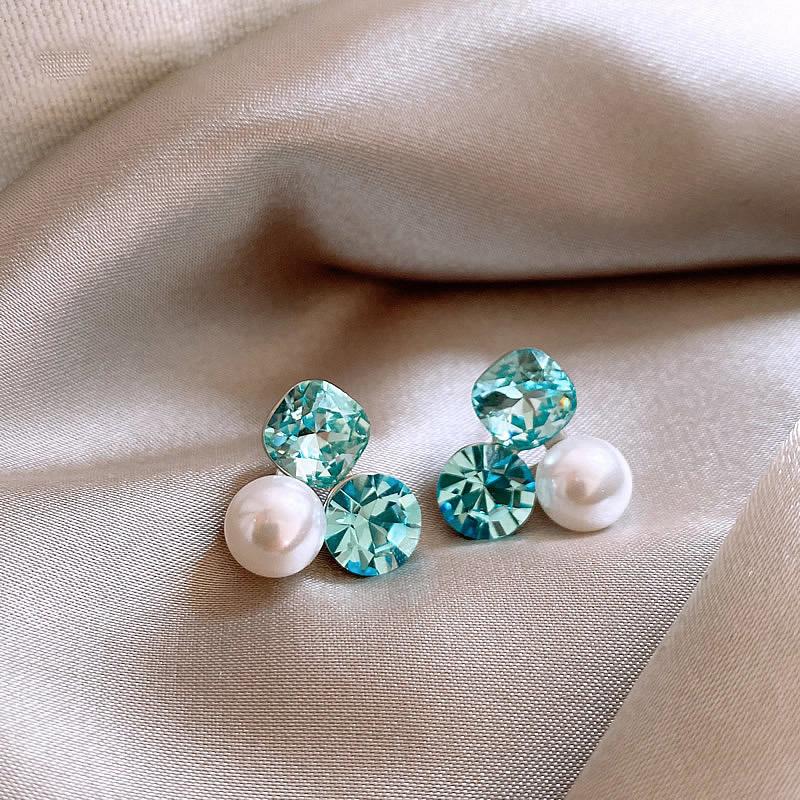 Silver Needle Diamond Triangle Pearl Geometric Stud Earrings Small Fresh Personality Design Earrings Delicate Premium Earrings
Silver Needle Diamond Triangle Pearl Geometric Stud Earrings Small Fresh Personality Design Earrings Delicate Premium Earrings