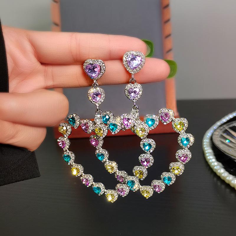Exaggerated Baroque Dangle Earrings with Seven-Color Heart and Diamond Inlay – Unique High-End European and American Trend. вино красного
Exaggerated Baroque Dangle Earrings with Seven-Color Heart and Diamond Inlay – Unique High-End European and American Trend. вино красного