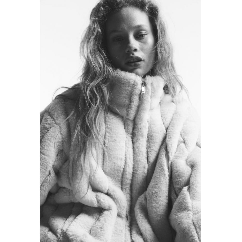 HM Пушистая куртка светло-бежевого цвета
HM Пушистая куртка светло-бежевого цвета