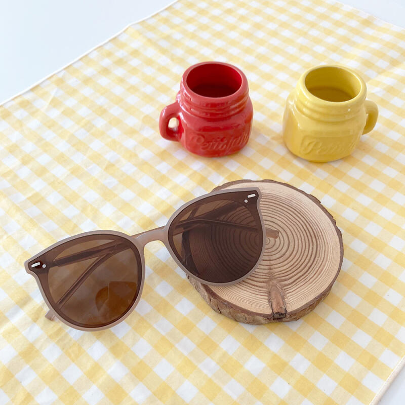 Women s Fashion Horn-Rimmed Sunglasses 61343 brown
Women s Fashion Horn-Rimmed Sunglasses 61343 brown