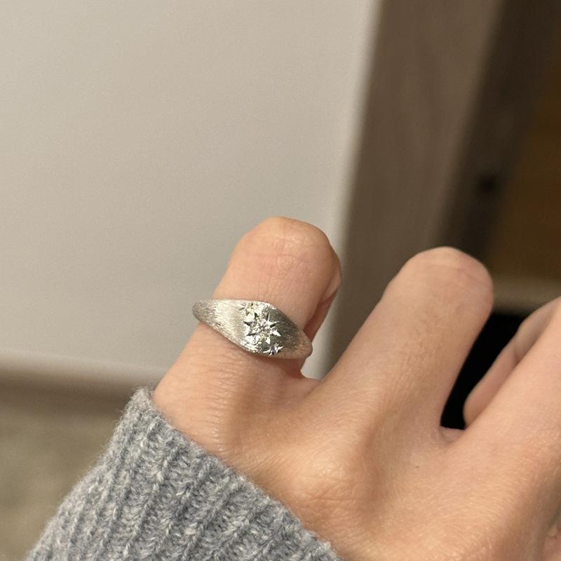 925 silver vintage brushed six star awn Female Ring with diamonds antique gold craftsmanship star rings for women jewelry resizable белый
925 silver vintage brushed six star awn Female Ring with diamonds antique gold craftsmanship star rings for women jewelry resizable белый