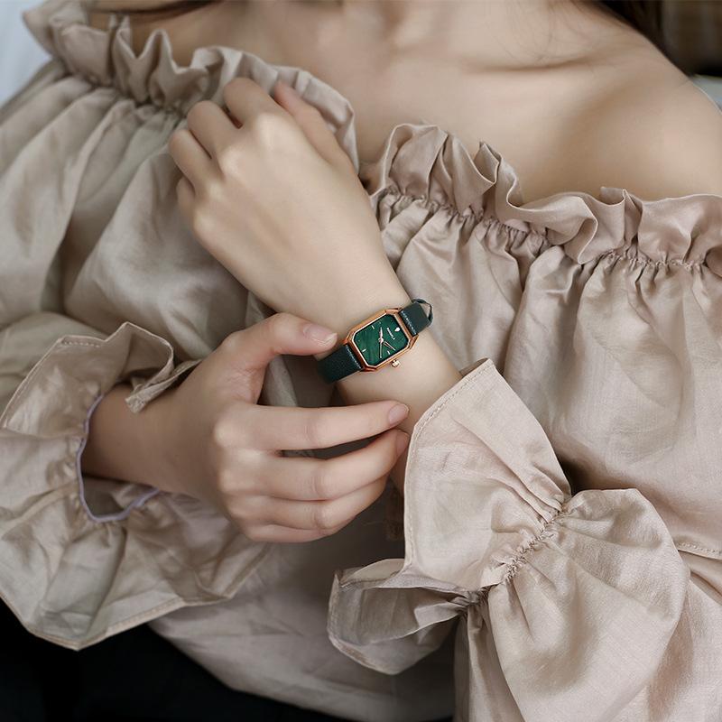 Новые часы Shell Surface Simple Temperament женские часы ретро маленькие квадратные часы ремень часы маленькие зеленые часы
Новые часы Shell Surface Simple Temperament женские часы ретро маленькие квадратные часы ремень часы маленькие зеленые часы