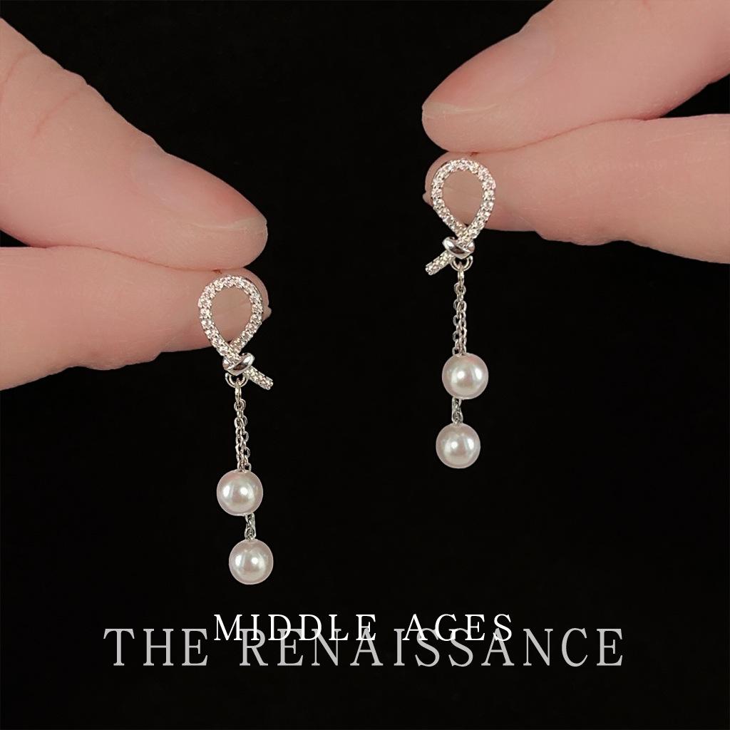 Medieval geometric knot zircon earrings French fringed stud earrings niche earrings
Medieval geometric knot zircon earrings French fringed stud earrings niche earrings