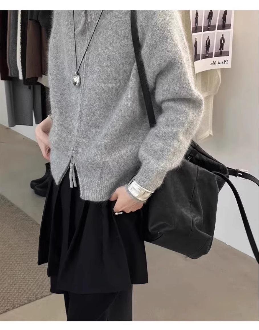 Women s High-Neck Zip-Up Cardigan: Pure Wool Knit Sweater, 2025 European Style, Loose, Thickened Stand-Up Collar for Autumn/Winter. M
Women s High-Neck Zip-Up Cardigan: Pure Wool Knit Sweater, 2025 European Style, Loose, Thickened Stand-Up Collar for Autumn/Winter. M