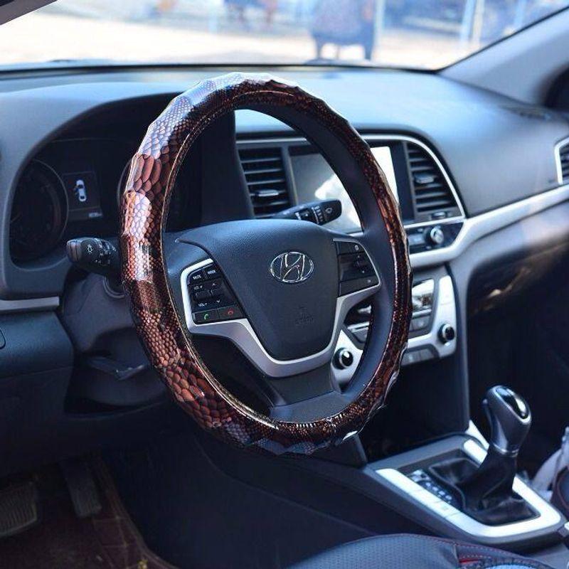 New Snake-Pattern Pu Steering Wheel Cover, Bright Leather Handle Cover for Cars, Universal for All Seasons, Non-Slip Car Steering Wheel Cover Snake Print Vintage Brown
New Snake-Pattern Pu Steering Wheel Cover, Bright Leather Handle Cover for Cars, Universal for All Seasons, Non-Slip Car Steering Wheel Cover Snake Print Vintage Brown
