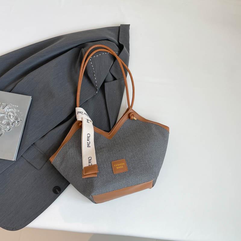 Повседневный дизайн большой вместимости, контрастные цвета и красота, женская нишевая сумка-тоут для通勤, высококлассная изысканная сумка на плечо/подмышку чёрный
Повседневный дизайн большой вместимости, контрастные цвета и красота, женская нишевая сумка-тоут для通勤, высококлассная изысканная сумка на плечо/подмышку чёрный