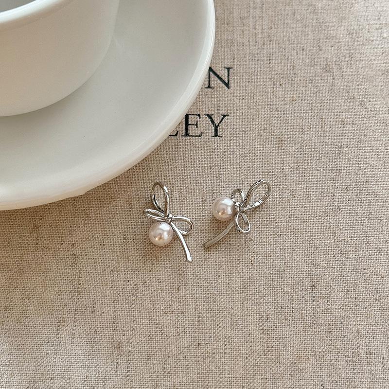 Korean ins bow pearl ear buckle niche simple versatile earrings temperament light luxury high-end earrings
Korean ins bow pearl ear buckle niche simple versatile earrings temperament light luxury high-end earrings