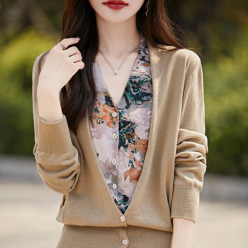 Autumn V-Neck Color Block Knit Cardigan - Women s Korean Style Sweater XL (for 67-78 kg)
Autumn V-Neck Color Block Knit Cardigan - Women s Korean Style Sweater XL (for 67-78 kg)