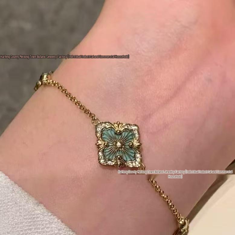 Exquisite Buccellati-Inspired Mother-of-Pearl Four-Leaf Clover Bracelet with Agate and Diamond-Set Design
Exquisite Buccellati-Inspired Mother-of-Pearl Four-Leaf Clover Bracelet with Agate and Diamond-Set Design