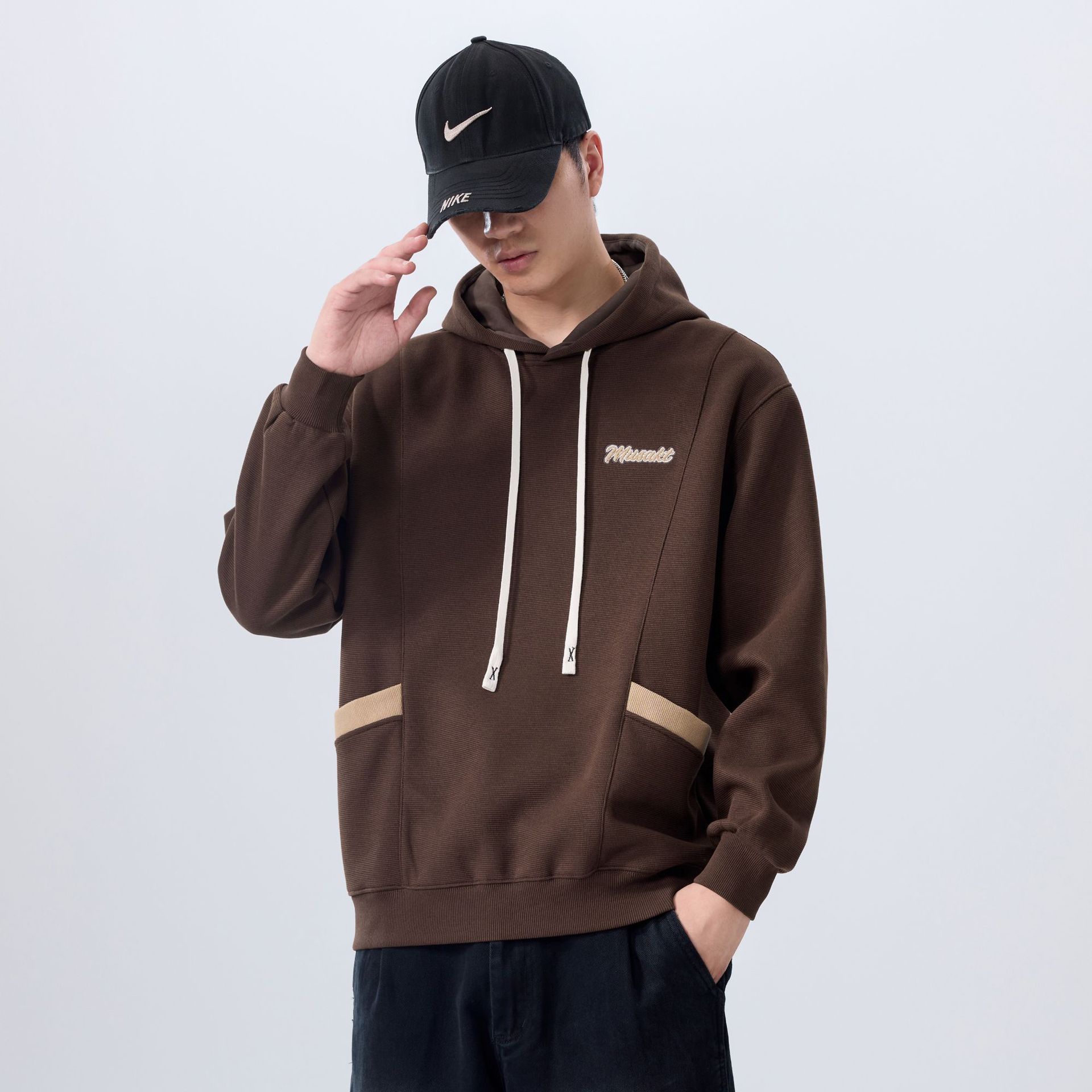 Высококачественный свитер с американской тяжелой вышивкой 360 г, мужской, свободного кроя, большого размера, с капюшоном, контрастного цвета, в стиле ретро, повседневное пальто для мужчин 4XL кофейный
Высококачественный свитер с американской тяжелой вышивкой 360 г, мужской, свободного кроя, большого размера, с капюшоном, контрастного цвета, в стиле ретро, повседневное пальто для мужчин 4XL кофейный