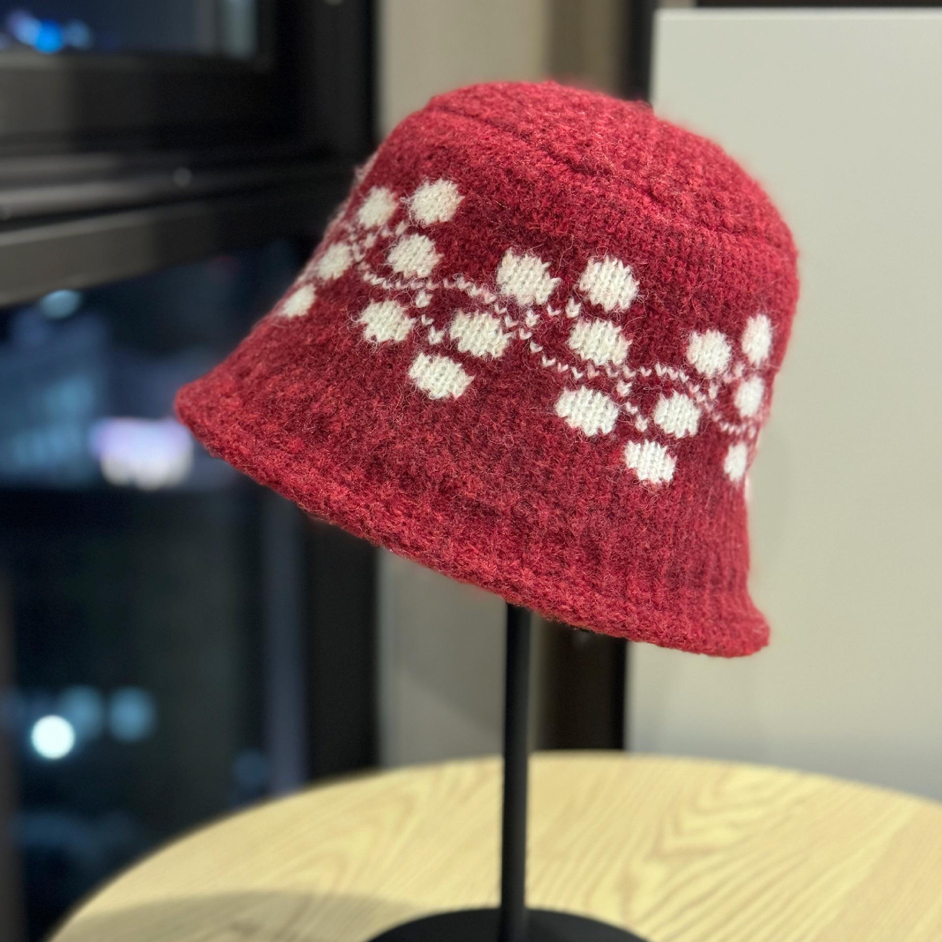 New jacquard knit hat for women, warm and cold-proof for winter, makes the face look smaller, suitable for large head sizes, Korean-style versatile Adult54-60Average Size червоний
New jacquard knit hat for women, warm and cold-proof for winter, makes the face look smaller, suitable for large head sizes, Korean-style versatile Adult54-60Average Size червоний