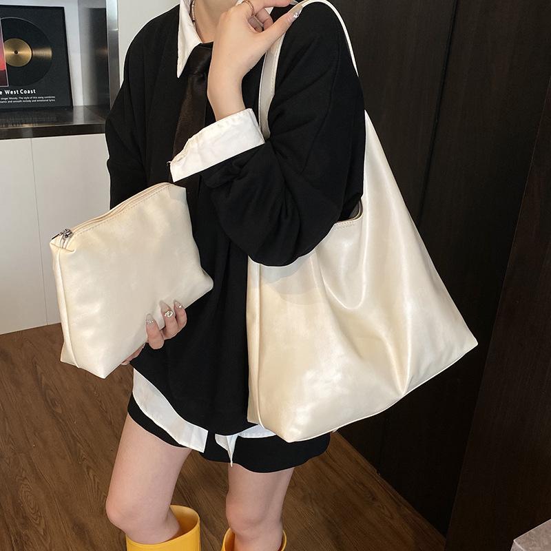 Large capacity bag women s 2025 spring new casual shoulder mother and child bag popular handbag commuter tote bag
Large capacity bag women s 2025 spring new casual shoulder mother and child bag popular handbag commuter tote bag