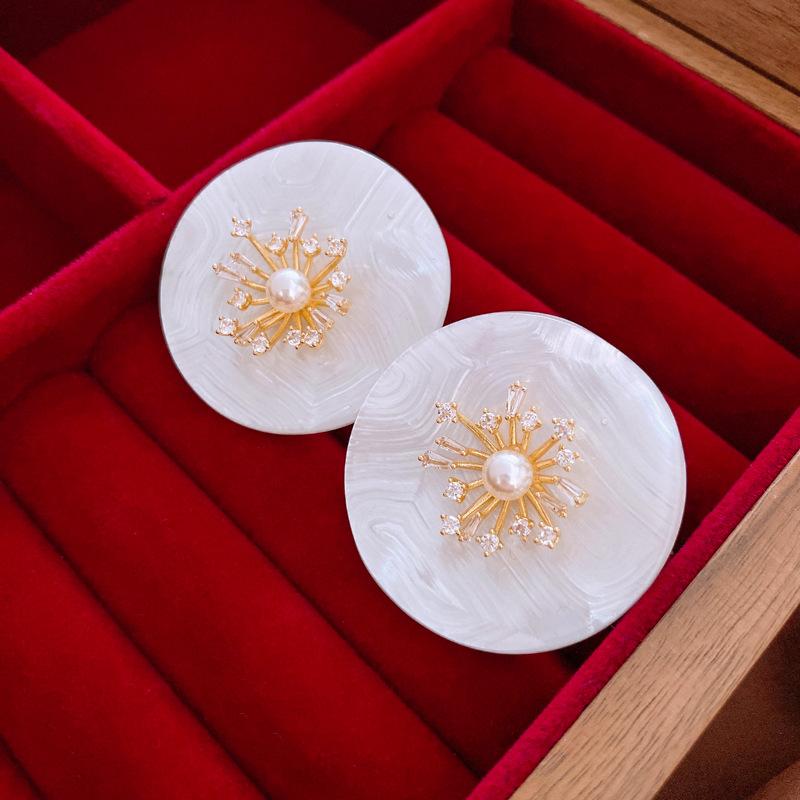 Vintage zircon imitation pearl petals round silver needle stud earrings elegant premium earrings
Vintage zircon imitation pearl petals round silver needle stud earrings elegant premium earrings