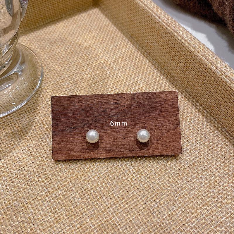 S925 silver needle retro high-end pearl stud earrings new niche temperament Internet celebrity earrings popular earrings
S925 silver needle retro high-end pearl stud earrings new niche temperament Internet celebrity earrings popular earrings