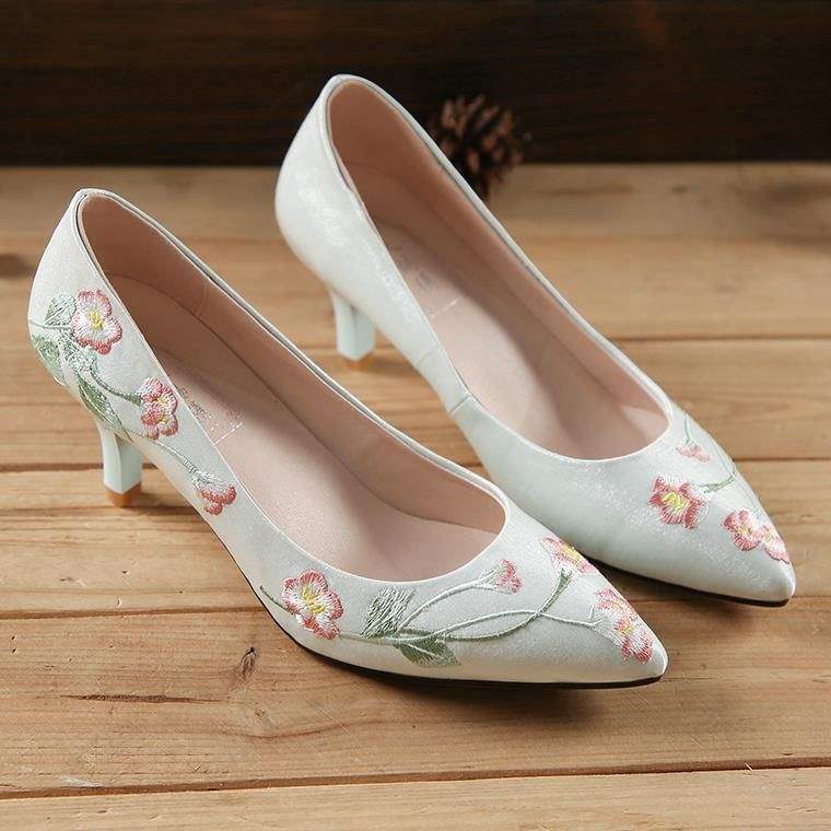 2025 spring new Chinese style ethnic cheongsam shoes women s single shoes thin heel pointed embroidery fairy style 40
2025 spring new Chinese style ethnic cheongsam shoes women s single shoes thin heel pointed embroidery fairy style 40