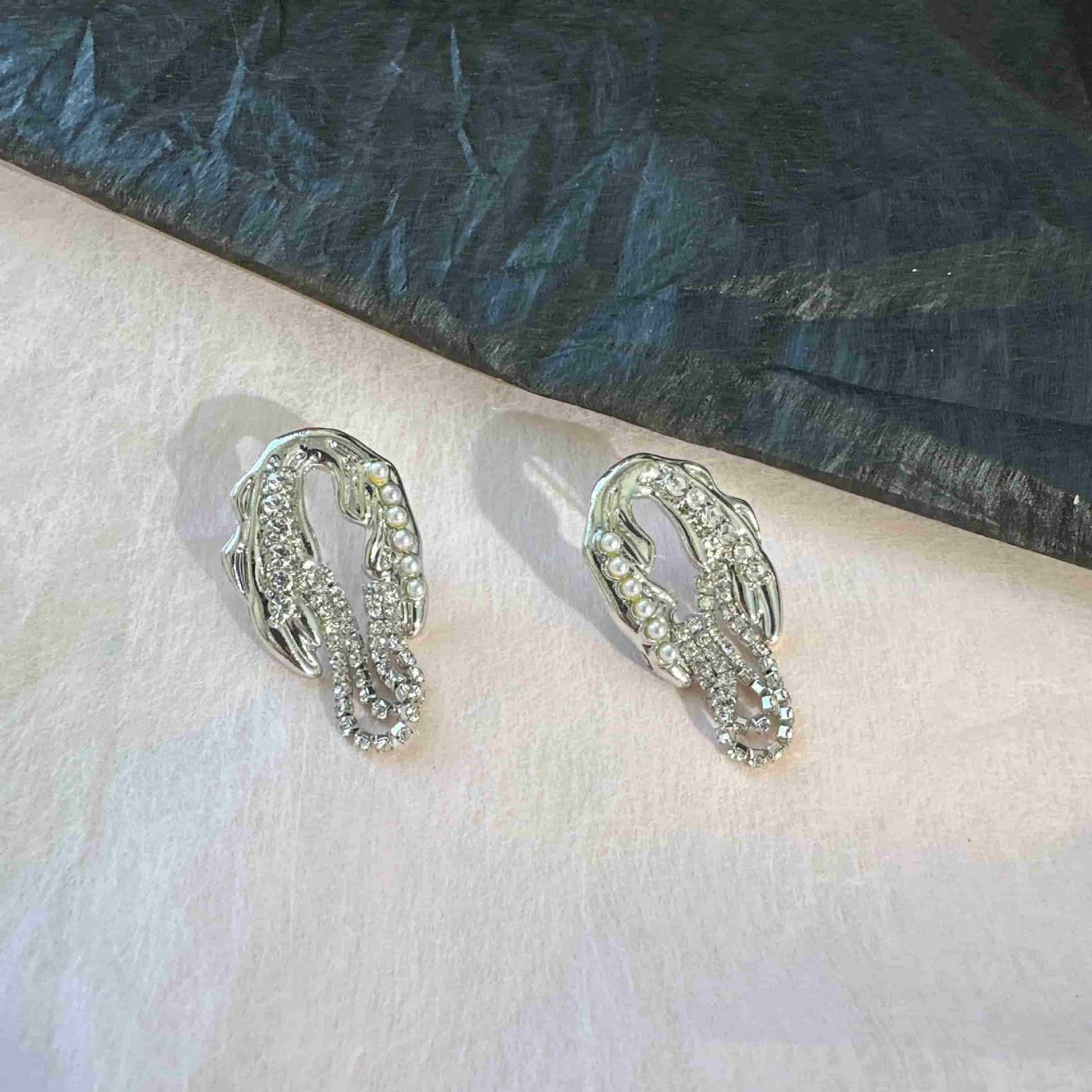 Women Shining stud earrings pendant Needle Retro simple fashionable and versatile jewelry accessories срібний
Women Shining stud earrings pendant Needle Retro simple fashionable and versatile jewelry accessories срібний