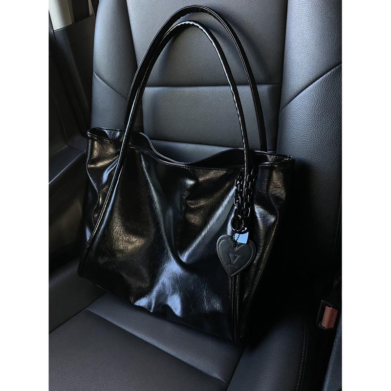 Dark Cupid 2025 Heart Pendant Large Capacity Commuter Tote Bag
Dark Cupid 2025 Heart Pendant Large Capacity Commuter Tote Bag