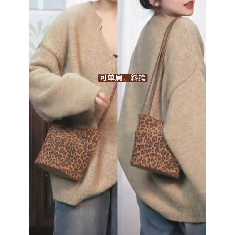Autumn and winter new women s bags niche design retro leopard print leather suede cowhide bucket bag high-end messenger bag
Autumn and winter new women s bags niche design retro leopard print leather suede cowhide bucket bag high-end messenger bag