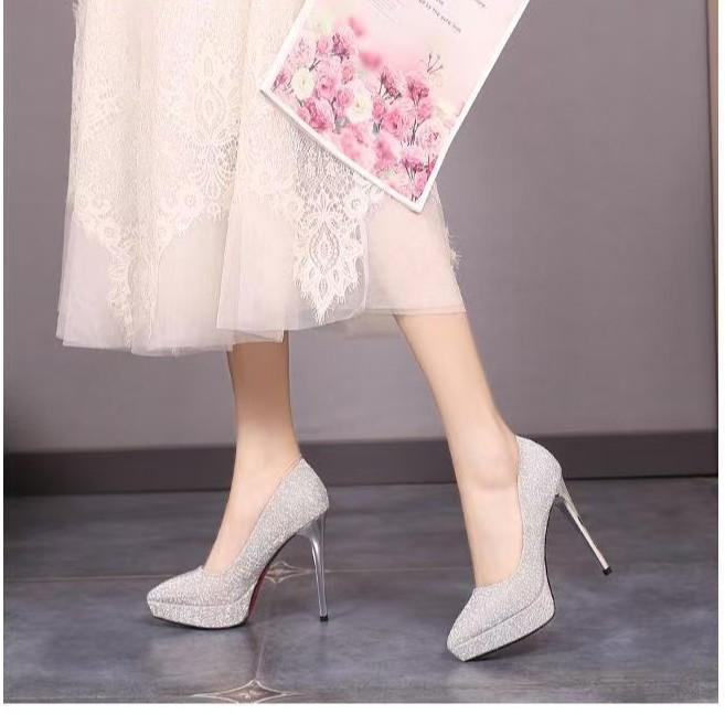 Silver 2025 bride new women s fine wedding dress bridesmaid waterproof table high heels French sexy wedding shoes single shoes pint 34
Silver 2025 bride new women s fine wedding dress bridesmaid waterproof table high heels French sexy wedding shoes single shoes pint 34
