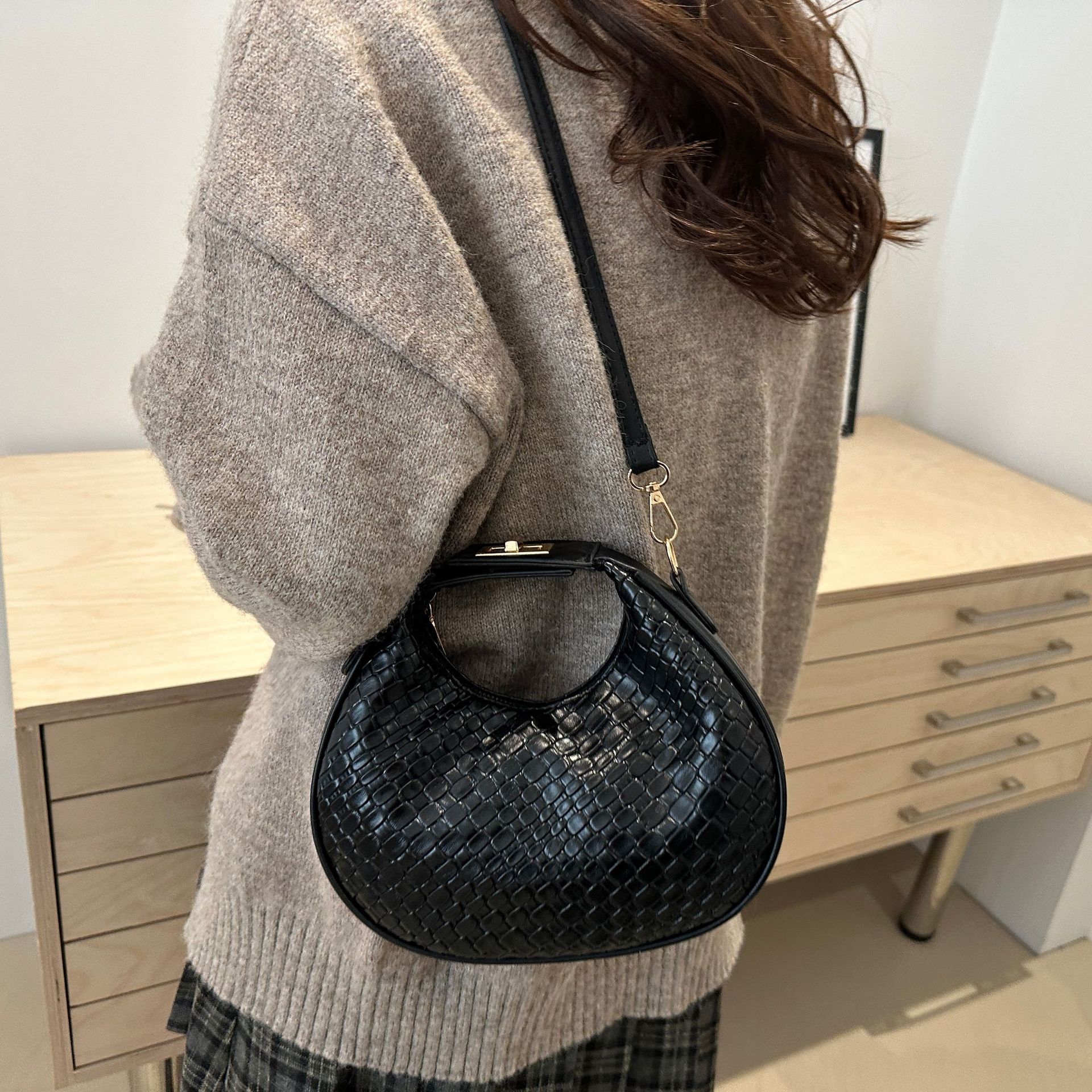 Simple casual trend foreign style crescent bag retro portable shoulder summer fashion messenger bag bag чорний
Simple casual trend foreign style crescent bag retro portable shoulder summer fashion messenger bag bag чорний