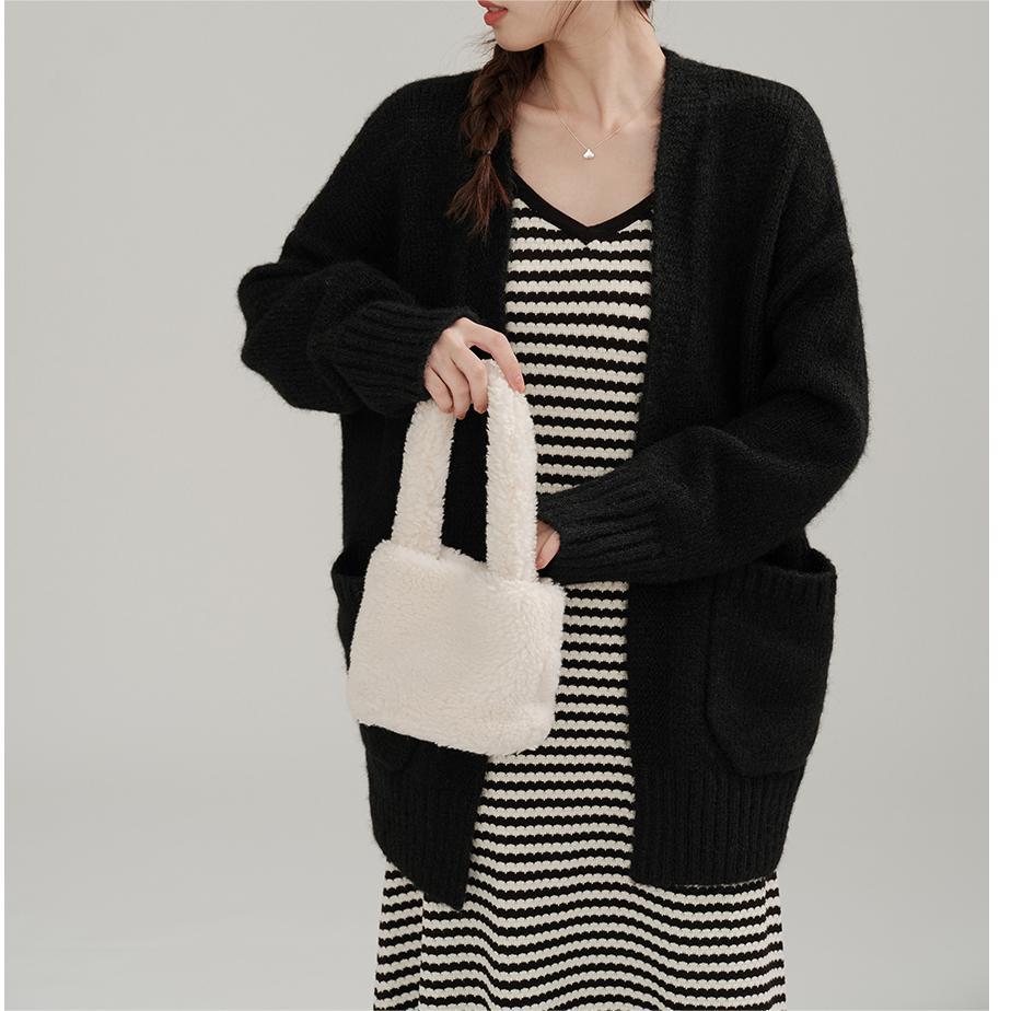 2025 autumn and winter new knitted cardigan retro solid color lazy wind medium and long loose soft waxy sweater jacket women One size чорний
2025 autumn and winter new knitted cardigan retro solid color lazy wind medium and long loose soft waxy sweater jacket women One size чорний