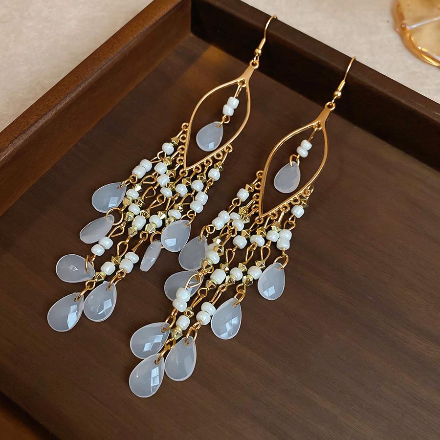 European, American Bohemian rice beads, water drops, fringed ear hooks, ethnic style, fashion earrings, niche, high-end temperament earrings.
European, American Bohemian rice beads, water drops, fringed ear hooks, ethnic style, fashion earrings, niche, high-end temperament earrings.