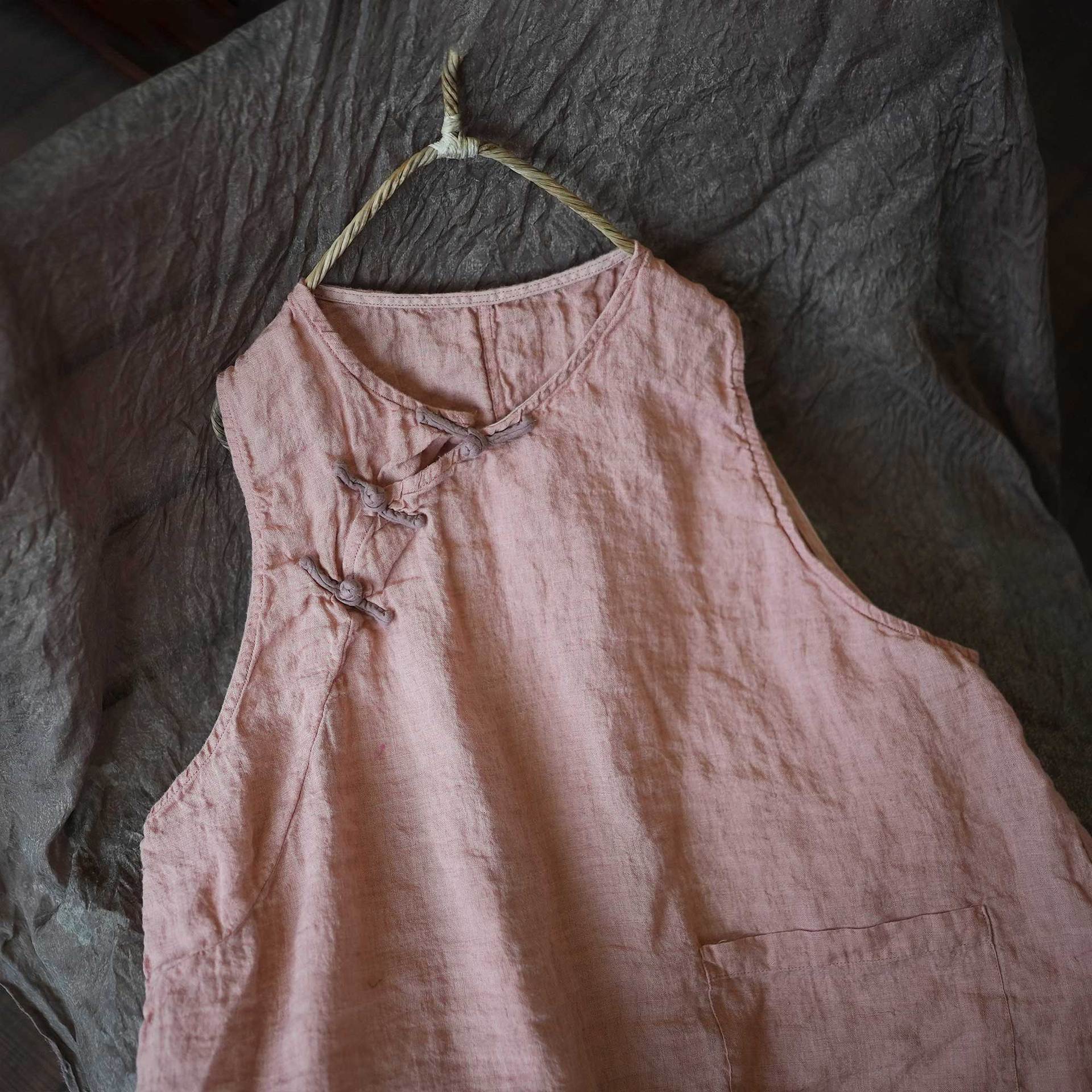 Johnature Women Vintage Shirts Tops Spring Chinese Style Sleeveless O-Neck Solid Color Button Female Blouses One Size рожевий
Johnature Women Vintage Shirts Tops Spring Chinese Style Sleeveless O-Neck Solid Color Button Female Blouses One Size рожевий