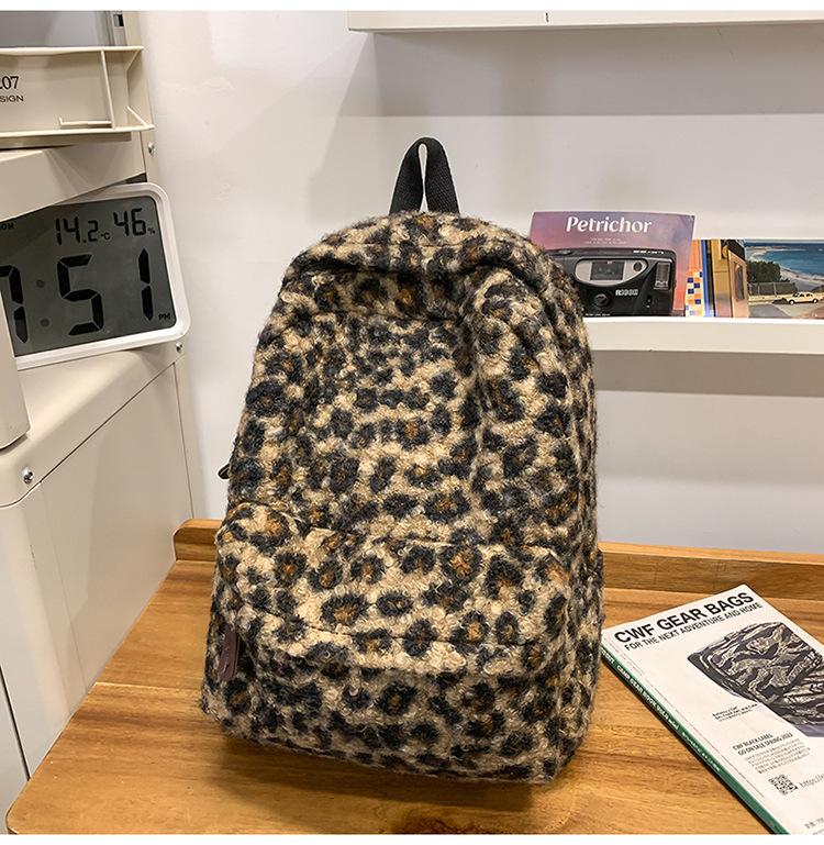 Y2K Vintage Plush Leopard Print Backpack for Girls Large Capacity College Students Schoolbag Casual Portable Ladies Shoulder Bag коричневий
Y2K Vintage Plush Leopard Print Backpack for Girls Large Capacity College Students Schoolbag Casual Portable Ladies Shoulder Bag коричневий