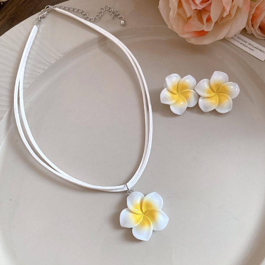 Dopamine yellow and white flower pendant necklace earrings Hawaiian vacation wind sweet design sense collarbone chain set
Dopamine yellow and white flower pendant necklace earrings Hawaiian vacation wind sweet design sense collarbone chain set