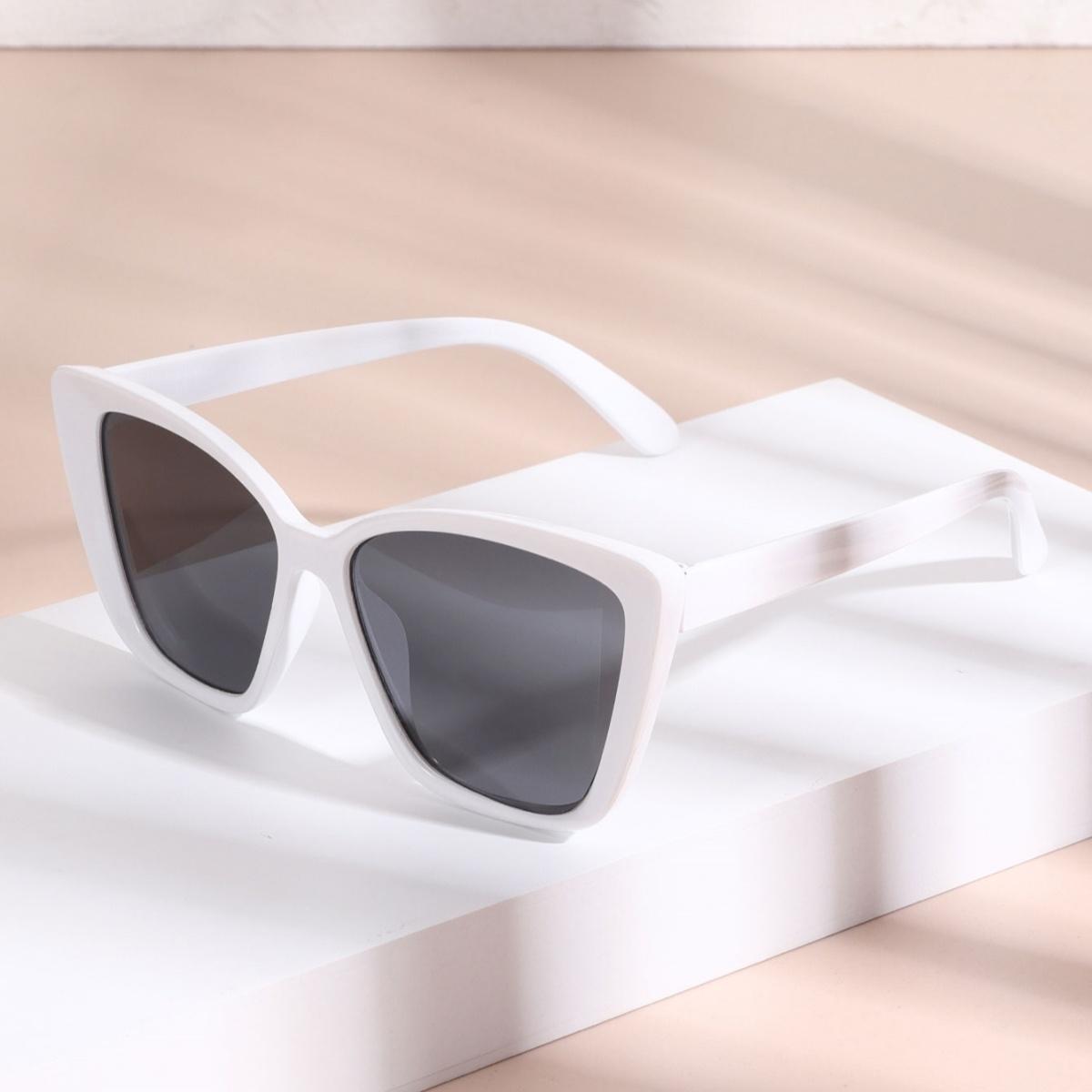 European and American retro style men s and women s fashionable sunglasses trend versatile summer sun shading and UV protection
European and American retro style men s and women s fashionable sunglasses trend versatile summer sun shading and UV protection