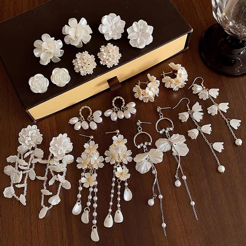 White shell flower fringed earrings female elegance temperament high sense long pearl earrings fashion earrings
White shell flower fringed earrings female elegance temperament high sense long pearl earrings fashion earrings