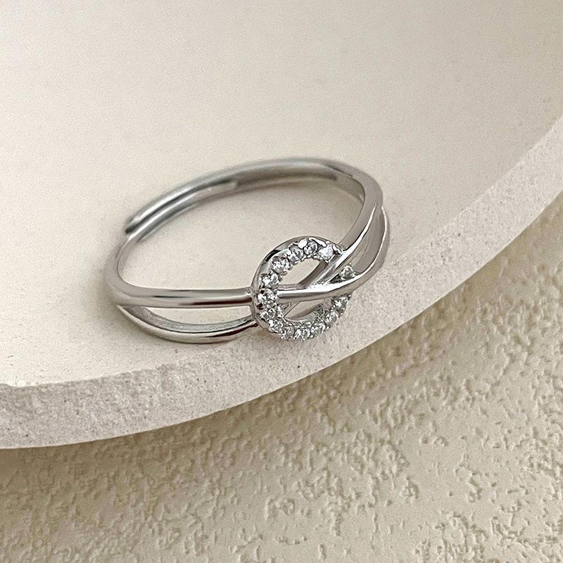 Регулируемое серебряное кольцо S925 класса люкс с бриллиантами в виде креста для указательного пальца женщины Adjustable Open Size
Регулируемое серебряное кольцо S925 класса люкс с бриллиантами в виде креста для указательного пальца женщины Adjustable Open Size