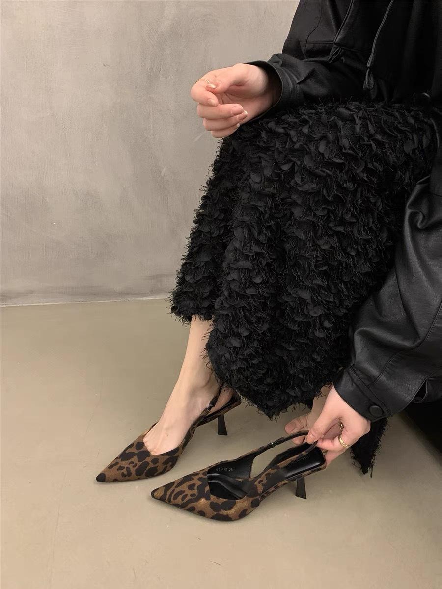 French high heels women s 2025 autumn new niche pointed head shallow mouth single shoes temperament thin heel one pedal high heels 40
French high heels women s 2025 autumn new niche pointed head shallow mouth single shoes temperament thin heel one pedal high heels 40