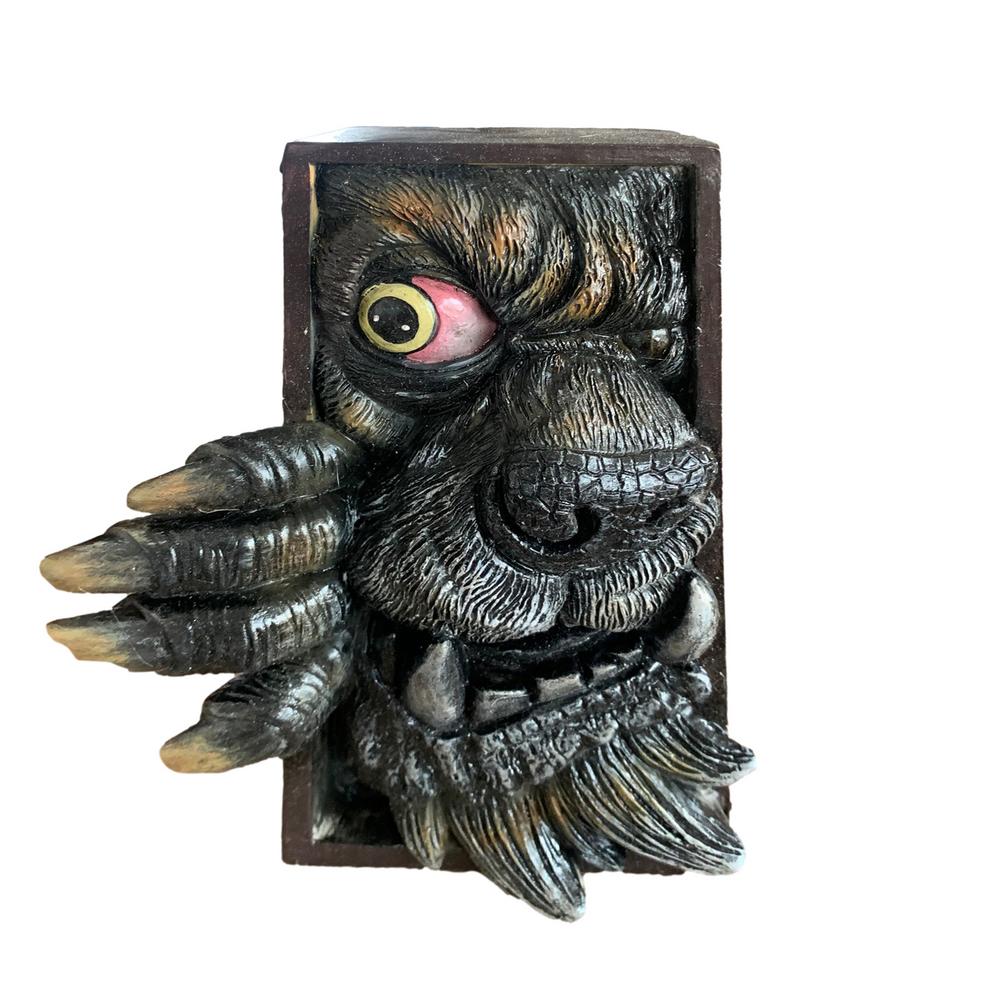 Horror Peeping On The Bookshelf Halloween Horror Human Face Resin Bookends Bookstand Sculpture Collecting Albums Bookshelf Decor
Horror Peeping On The Bookshelf Halloween Horror Human Face Resin Bookends Bookstand Sculpture Collecting Albums Bookshelf Decor