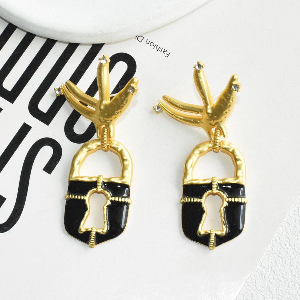 New Design Metal Alloy Pigeon Lock Pendant Necklace For Women Jewelry Fashion Sweater Chain Necklace Accessories
New Design Metal Alloy Pigeon Lock Pendant Necklace For Women Jewelry Fashion Sweater Chain Necklace Accessories