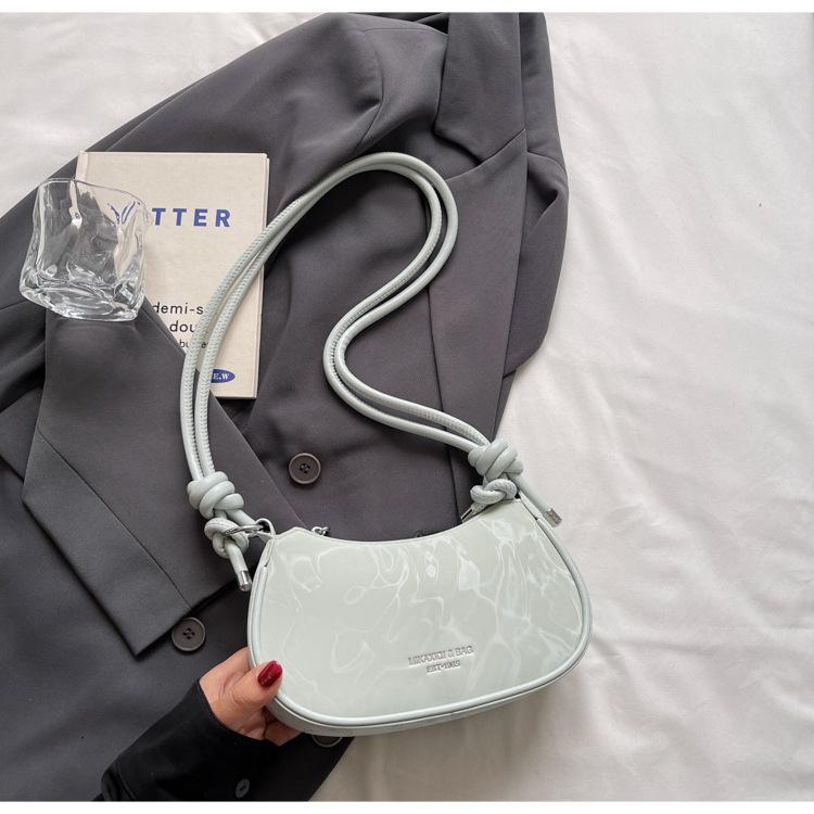 Маленькая сумка в иностранном стиле высокого класса, женская новая модная универсальная сумка-мессенджер, нишевая легкая роскошная сумка на плечо/подмышку
Маленькая сумка в иностранном стиле высокого класса, женская новая модная универсальная сумка-мессенджер, нишевая легкая роскошная сумка на плечо/подмышку