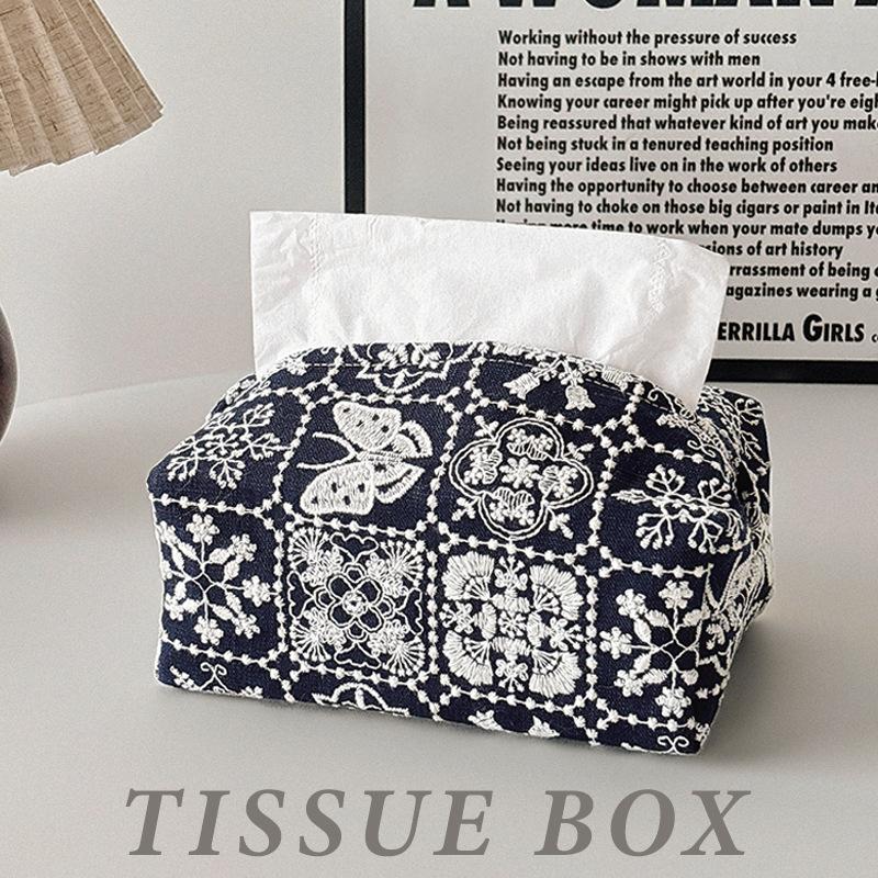 Ins Embroidered Tissue Cover Home Bedroom Living Room Premium Fabric Tissue Box Cotton and Hemp Tissue Bag Desktop Paper Drawing темно-синього кольору
Ins Embroidered Tissue Cover Home Bedroom Living Room Premium Fabric Tissue Box Cotton and Hemp Tissue Bag Desktop Paper Drawing темно-синього кольору