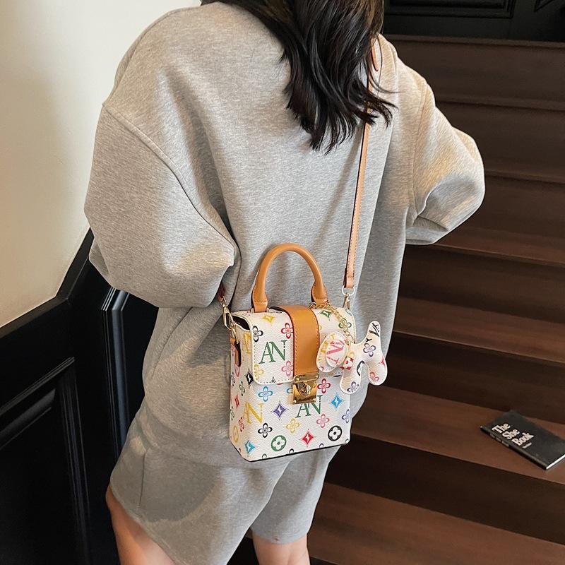Handbag women s 2025 new trendy high-end fashion versatile messenger small square bag shoulder bag mobile phone bag
Handbag women s 2025 new trendy high-end fashion versatile messenger small square bag shoulder bag mobile phone bag
