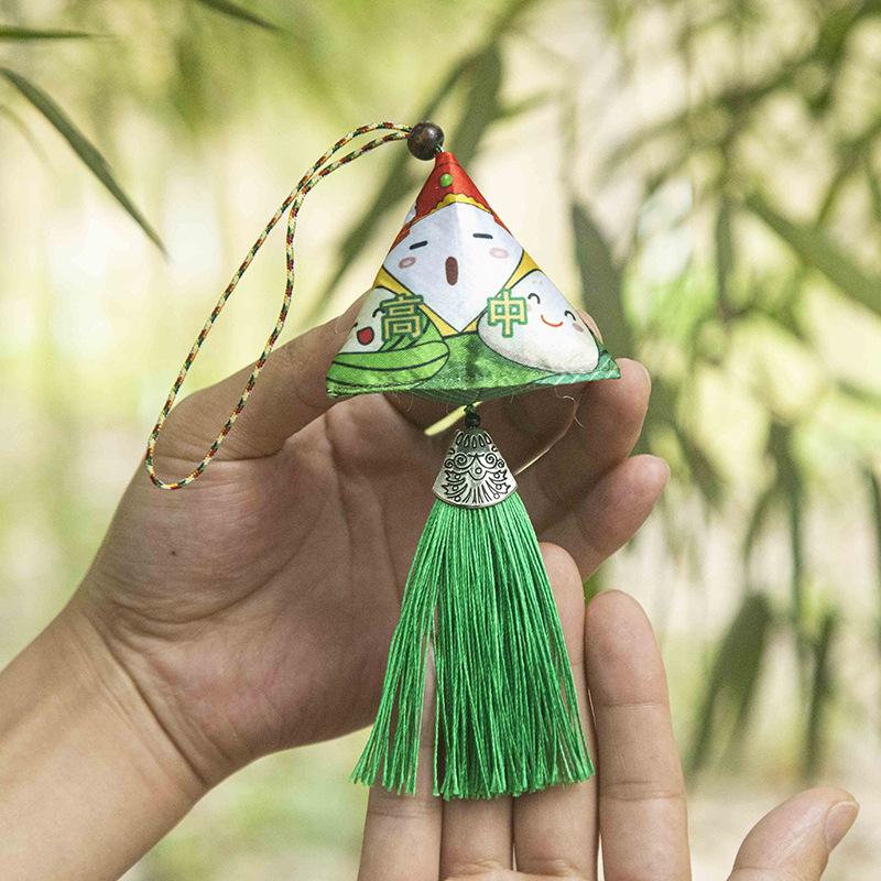 Фестиваль лодок-драконов Полынь Zongzi Sachet Emoji Sachet Средство от комаров Мини-треугольник Zongzi Sachet Активный подарок Подвеска 6*6
Фестиваль лодок-драконов Полынь Zongzi Sachet Emoji Sachet Средство от комаров Мини-треугольник Zongzi Sachet Активный подарок Подвеска 6*6