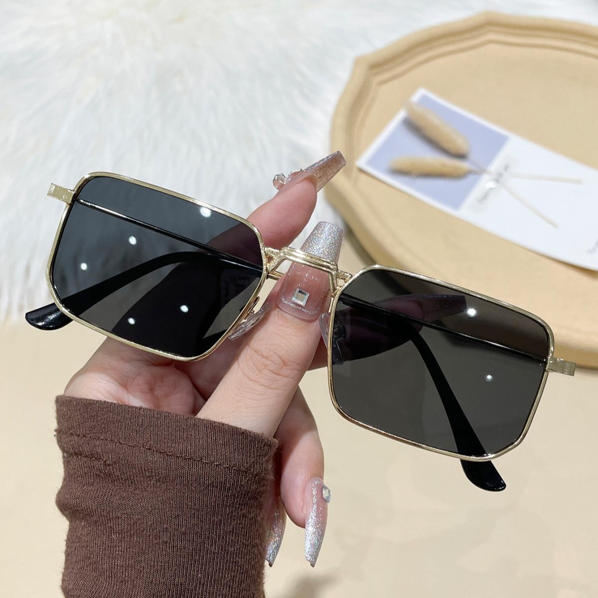 1pc European and American style men s and women s fashionable sunglasses trend versatile summer sun shading and UV protection li
1pc European and American style men s and women s fashionable sunglasses trend versatile summer sun shading and UV protection li