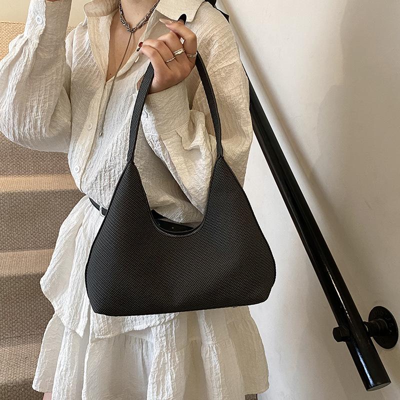Casual retro small bag, armpit bag, simple foreign style girl, portable commuter shoulder women s bag чорний
Casual retro small bag, armpit bag, simple foreign style girl, portable commuter shoulder women s bag чорний