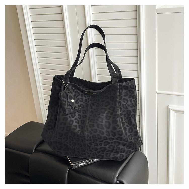 Autumn and winter exquisite leopard print big bag women s 2025 new trendy retro commuter tote bag versatile suede underarm bag чёрный
Autumn and winter exquisite leopard print big bag women s 2025 new trendy retro commuter tote bag versatile suede underarm bag чёрный